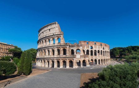 Foto de El Coliseo de Roma italia, Es un gran estadio al aire libre situado en el centro de Roma. Comenzó a construirse en el reinado del emperador romano Vespasiano. - Imagen libre de derechos