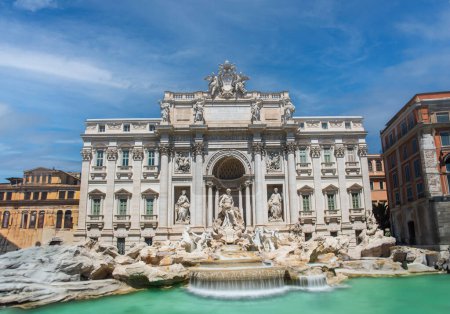 Téléchargez les photos : La fontaine de Trevi en Italie, Fontana di Trevi C'est l'un des monuments importants de la ville de Rome que vous ne pouvez pas manquer. - en image libre de droit