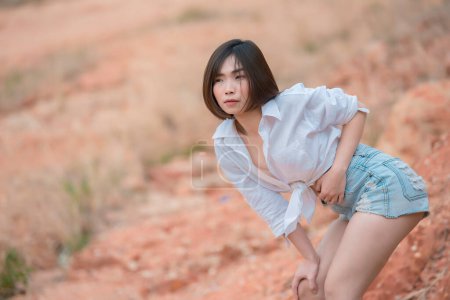 Foto de Retrato de mujer hermosa asiática usar camisa blanca y denim corto, Tailandia personas, Pose para tomar una foto, Mujer sexy - Imagen libre de derechos
