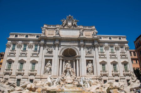 Téléchargez les photos : Vue sur la célèbre fontaine de Trevi à Rome, en Italie - en image libre de droit