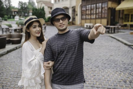 Téléchargez les photos : Happy Young asian couple travel at old town italy style,Honeymoon couples after marriage,Toursit concept - en image libre de droit