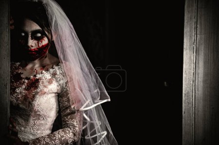 Foto de Concepto festival de Halloween. Mujer asiática maquillaje fantasma cara. Caractor zombi novia. Papel pintado de película de horror o póster - Imagen libre de derechos