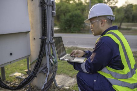 Téléchargez les photos : Les ingénieurs en télécommunications travaillent dans les tours cellulaires pour les signaux de téléphone cellulaire 5G. Techniciens maintenance tour réseau - en image libre de droit