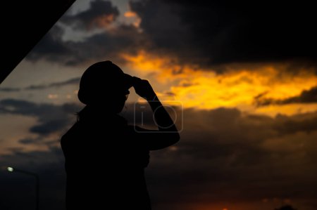 Téléchargez les photos : Silhouette de jeune asiatique femelle ingénieur sur coucher de soleil - en image libre de droit