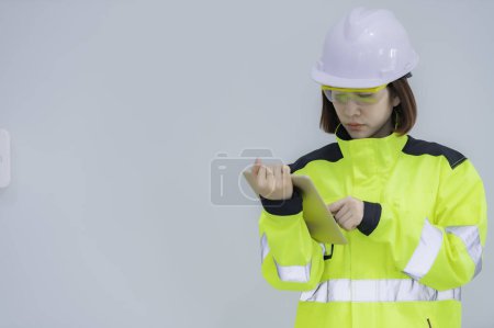 Téléchargez les photos : Asiatique ingénieur femme sur fond blanc - en image libre de droit