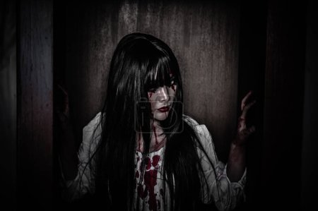 Téléchargez les photos : Portrait de femme asiatique composent fantôme. Scène d'horreur effrayant pour arrière-plan. Concept du festival d'Halloween. Affiche de films fantômes - en image libre de droit