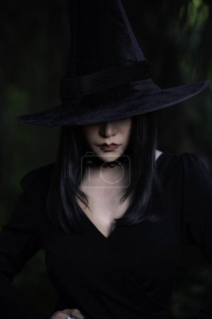 Téléchargez les photos : Portrait de belle femme asiatique sexy porter costume de sorcière noire avec balai, concept de festival Halloween - en image libre de droit