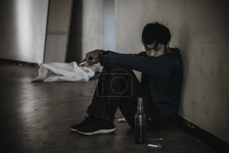 Foto de Los hombres asiáticos son drogadictos para inyectarse heroína en sus propias venas. La droga Flakka o zombi es peligrosa para la vida. Tailandia no al concepto de drogas. El malo se droga en la desolación - Imagen libre de derechos