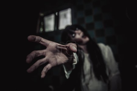 Foto de Retrato de mujer asiática maquillaje fantasma. Escena de terror aterradora para el fondo. Concepto festival de Halloween. Cartel de películas fantasma - Imagen libre de derechos