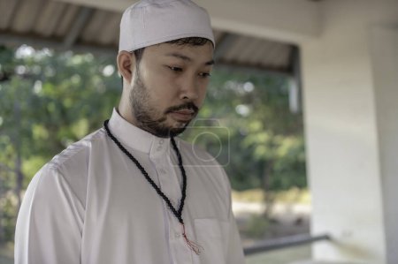Téléchargez les photos : Asiatique islam homme prière. Jeune musulman priant. Concept du festival Ramadan - en image libre de droit