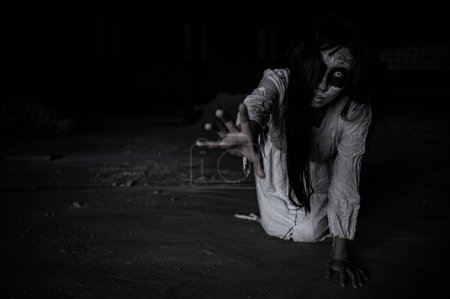 Foto de Retrato de mujer asiática maquillaje cara de fantasma. Escena de horror. Fondo aterrador. Cartel de Halloween - Imagen libre de derechos
