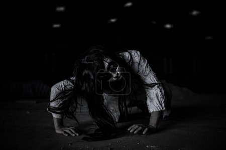 Foto de Retrato de mujer asiática maquillaje cara de fantasma. Escena de horror. Fondo aterrador. Cartel de Halloween - Imagen libre de derechos