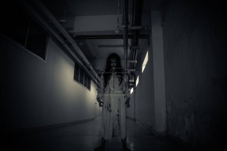 Foto de Retrato de mujer asiática maquillaje fantasma. Escena de terror aterradora para el fondo. Concepto festival de Halloween. Cartel de películas fantasma - Imagen libre de derechos