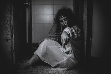 Téléchargez les photos : Portrait de femme asiatique composent fantôme. Scène d'horreur effrayant pour arrière-plan. Concept du festival d'Halloween. Affiche de films fantômes, esprit en colère dans l'appartement - en image libre de droit