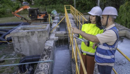 Foto de Los ingenieros ambientales trabajan en plantas de tratamiento de aguas residuales. Ingeniería de suministro de agua trabajando en planta de reciclaje de agua para reutilización - Imagen libre de derechos