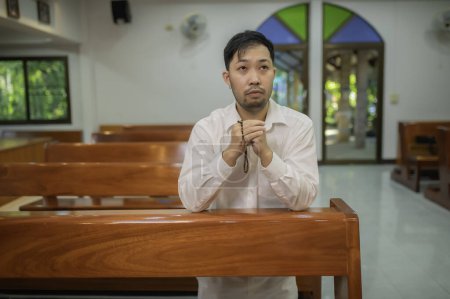 Téléchargez les photos : L'homme chrétien demande la bénédiction de Dieu. Asiatique priant Jésus-Christ - en image libre de droit