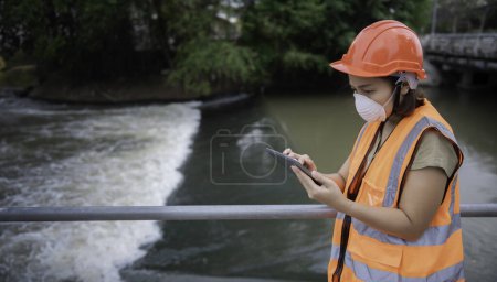 Téléchargez les photos : Un ingénieur électricien de pointe inspecte le système électrique de la canalisation. Technicien d'entretien pour le système de contrôle du système de traitement des eaux usées - en image libre de droit