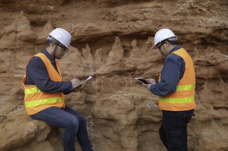 Foto de Geólogos examinando la mía. Exploradores recogen muestras de suelo para buscar minerales. - Imagen libre de derechos