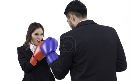 Foto de Gente de negocios concepto de boxeo, mujer golpeó al hombre sobre fondo blanco, esto tiene camino de recorte - Imagen libre de derechos
