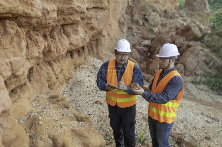Foto de Geólogos examinando la mía. Exploradores recogen muestras de suelo para buscar minerales. - Imagen libre de derechos