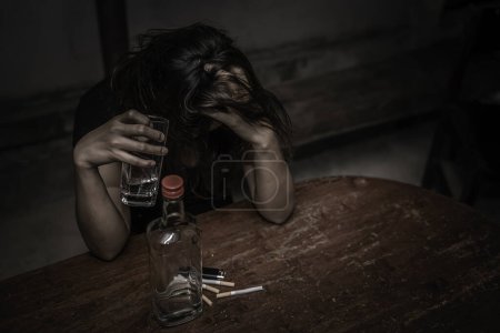 Téléchargez les photos : Femme asiatique boire de la vodka seul à la maison la nuit. Thaïlande gens, Stress femme ivre concept - en image libre de droit