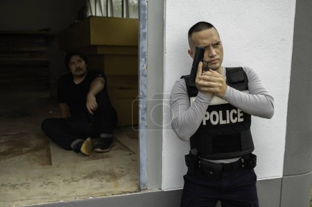 Téléchargez les photos : Police and thief concept. The cop catch criminals break the law - en image libre de droit