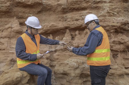 Téléchargez les photos : Des géologues surveillent les miens. Les explorateurs recueillent des échantillons de sol pour rechercher des minéraux. - en image libre de droit