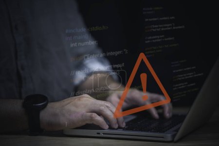 Signal d'avertissement pour être conscient des dangers d'être piraté par des pirates. Virus de logiciels malveillants Internet détruisent les données informatiques.