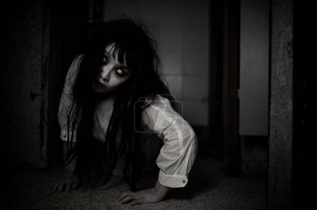 Foto de Retrato de mujer asiática maquillaje fantasma. Escena de terror aterradora para el fondo. Concepto festival de Halloween. Cartel de películas fantasma, espíritu enojado en el apartamento - Imagen libre de derechos