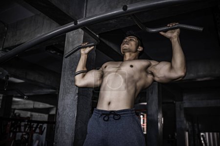 Téléchargez les photos : Portrait de l'homme asiatique gros muscle à la salle de gym. Les Thaïlandais. Entraînement pour une bonne santé. Entraînement de poids. Fitness au concept de gymnase. asiatique homme exercice poitrine muscle séance d'entraînement - en image libre de droit