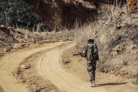 Téléchargez les photos : Soldat des forces spéciales sur les guerres dans le désert. Les Thaïlandais. Soldat militaire - en image libre de droit