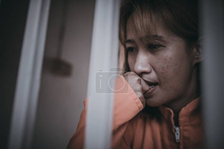 Foto de Manos de mujeres desesperadas por atrapar la prisión de hierro, concepto de prisionero. Tailandia gente. Espero ser libre. Si el violar la ley sería arrestado y encarcelado. - Imagen libre de derechos
