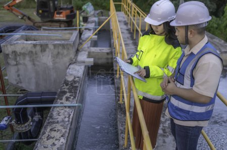 Téléchargez les photos : Les ingénieurs en environnement travaillent dans les usines de traitement des eaux usées. Ingénierie de l'approvisionnement en eau travaillant à l'usine de recyclage de l'eau - en image libre de droit
