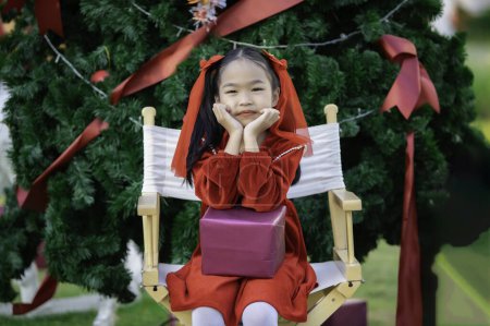 Téléchargez les photos : Portrait of little girl in christmas festival,Asian kid winter holiday - en image libre de droit