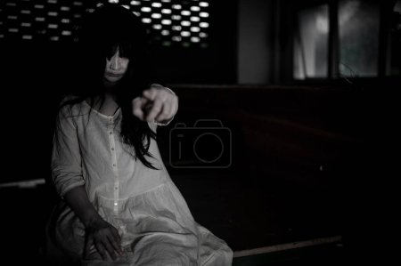 Téléchargez les photos : Portrait de femme asiatique composent fantôme. Scène d'horreur effrayant pour arrière-plan. Concept du festival d'Halloween. Affiche de films fantômes, esprit en colère dans l'appartement - en image libre de droit