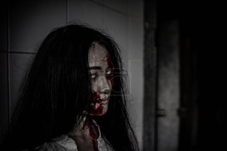 Téléchargez les photos : Portrait de femme asiatique composent visage fantôme. Scène d'horreur. Fond effrayant. Affiche Halloween - en image libre de droit