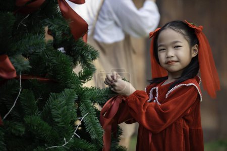 Téléchargez les photos : Portrait of little girl in christmas festival,Asian kid winter holiday - en image libre de droit