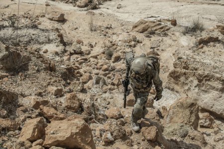 Téléchargez les photos : Soldat des forces spéciales sur les guerres dans le désert. Les Thaïlandais. Soldat militaire - en image libre de droit