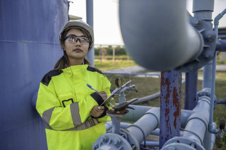 Téléchargez les photos : Ingénieurs de l'environnement travaillent dans les usines de traitement des eaux usées, plombier technicien féminin travaillant à l'approvisionnement en eau - en image libre de droit
