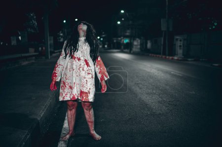 Téléchargez les photos : Concept de femme d'horreur. Fantôme sur la route dans la ville. Un esprit vengeur dans la rue de la ville. Festival d'Halloween. Maquiller le visage fantôme - en image libre de droit