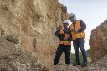 Geologen begutachten das Bergwerk. Forscher sammeln Bodenproben auf der Suche nach Mineralien.