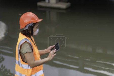Téléchargez les photos : Asiatique Ingénierie féminine travaillant à l'extérieur - en image libre de droit