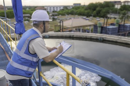 Téléchargez les photos : Ingénieur en environnement travaille dans les usines de traitement des eaux usées. Ingénierie de l'approvisionnement en eau travaillant à l'usine de recyclage de l'eau - en image libre de droit