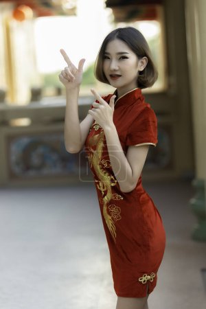 Foto de Retrato hermosa mujer asiática en vestido Cheongsam. Tailandia gente. Feliz año nuevo chino concepto. Feliz asiática dama en chino tradicional vestido - Imagen libre de derechos