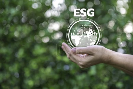 Téléchargez les photos : Concept ESG de l'environnement. Entreprise écologique et éthique préservant les ressources, réduisant le CO2, prenant soin des employés. Toucher à la main sur l'icône de recyclage d'écran virtuel. Concept environnemental recyclage - réduire - réutiliser. - en image libre de droit