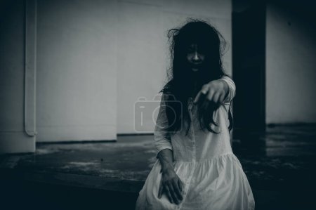 Foto de Retrato de mujer asiática que maquilla la cara de fantasma con sangre. Escena de horror. Fondo aterrador. Cartel de Halloween. Tailandia personas - Imagen libre de derechos