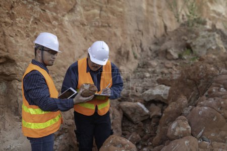 Téléchargez les photos : Des géologues surveillent les miens. Les explorateurs recueillent des échantillons de sol pour rechercher des minéraux. - en image libre de droit