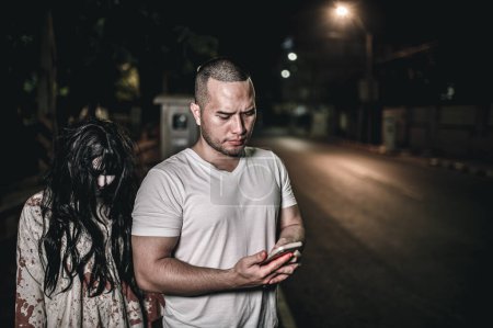 Téléchargez les photos : Portrait de femme asiatique composent fantôme avec l'homme. Scène d'horreur effrayant pour arrière-plan. Concept du festival d'Halloween. Affiche de films fantômes. Les âmes des amants meurtriers - en image libre de droit