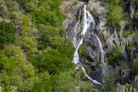 caminomorisco, Wasserfall im Herbst in las hurdes, Spanien