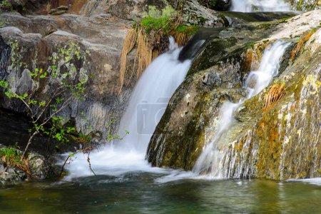 Téléchargez les photos : Cascade d'eau pure et cristalline dans les rivières de Las Hurdes. - en image libre de droit
